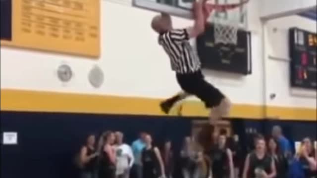 Ref gets ball unstuck from the hoop with insane strength