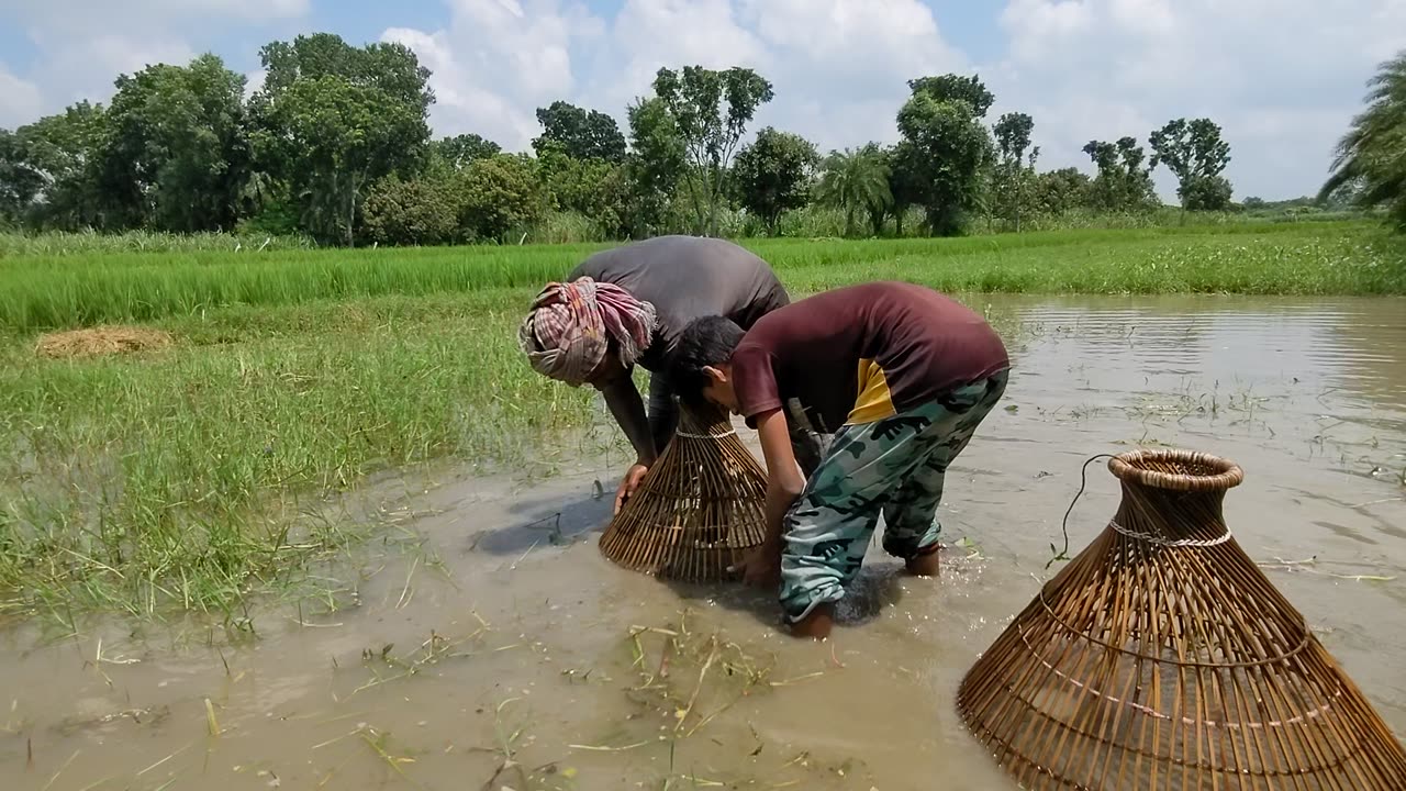 Amazing Fishing with Polo Trap in village Boys / Awesome Traditional Fishing with Bamboo Tools Polo