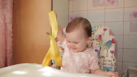 Cute_baby's_reaction_to_a_banana#funnybaby