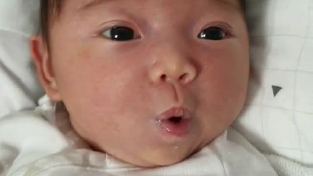 The pretty and lovely daughter, Kim-Bom, is curious about her baby~ 20th day since she was born~♡