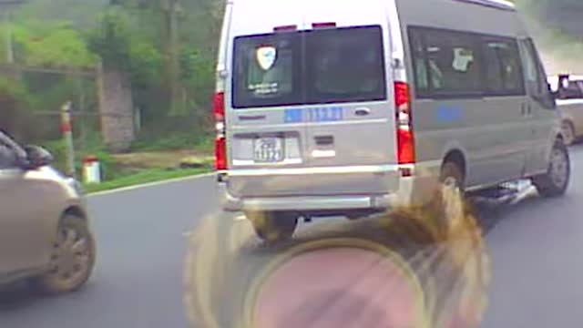 These drivers lost the control on cars and faced the consequences for it!