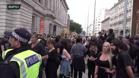 LIVE: London / UK - Anti-vaccine passports protesters hold demonstration 03.09.2021