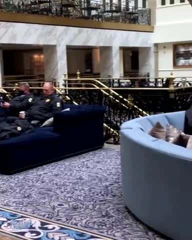 Trump Opens DC Hotel to Cop...