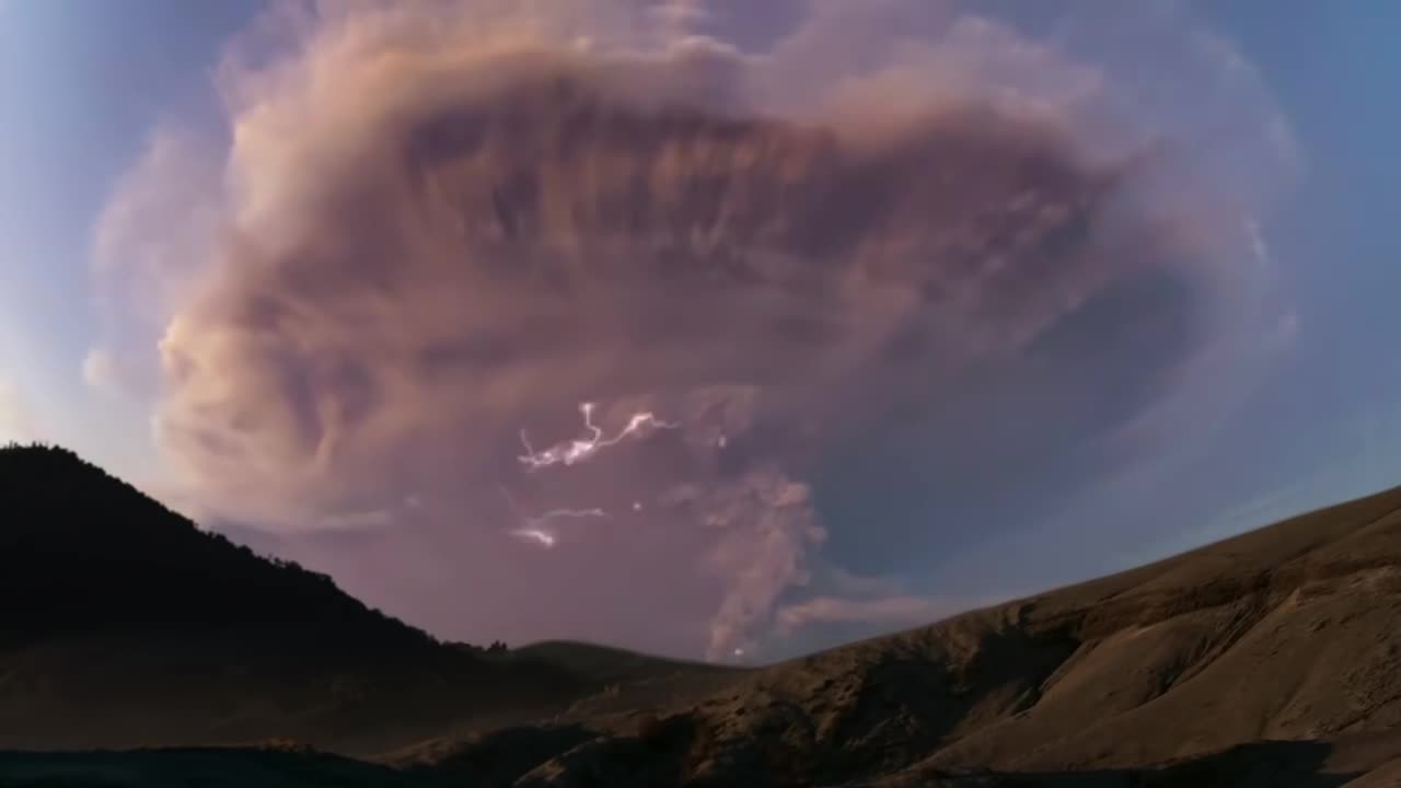 OH MY GOD!!Super-charged volcanic ash cloud in Patagonia sparks dramatic lightning