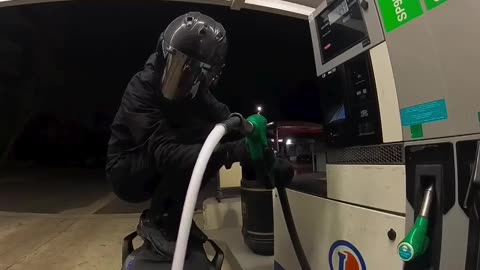 Person is putting gas into their bike from long distances 😲