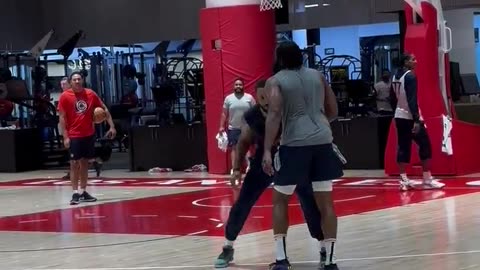 Clippers ended practice today with a bit of 1-on-1 work.