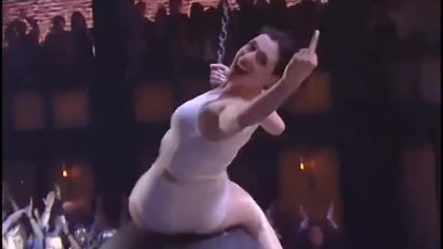 Anne Hathaway impersonates Miley Cyrus her little moves capture the Essence