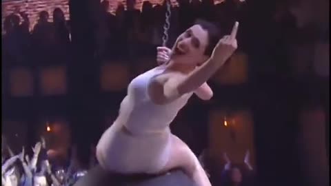 Anne Hathaway impersonates Miley Cyrus her little moves capture the Essence