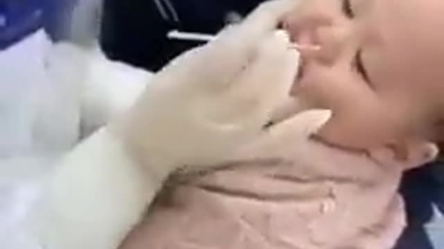 Un test PCR est pratiqué sur un bébé de quelques mois