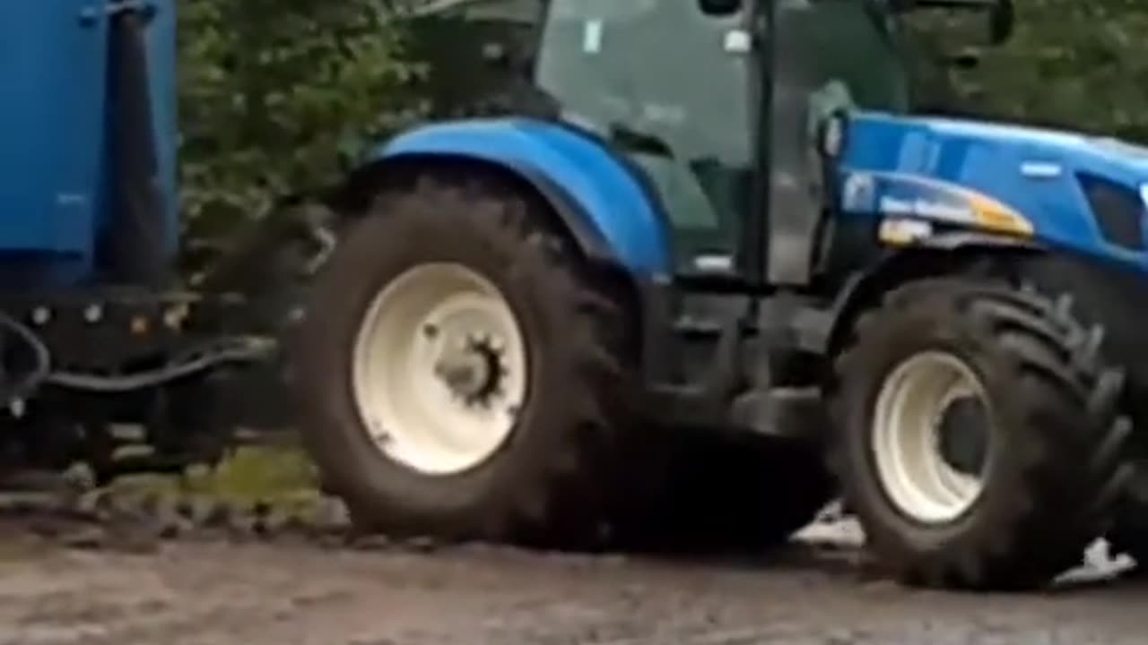 tractors stuck, machines accelerating (51)