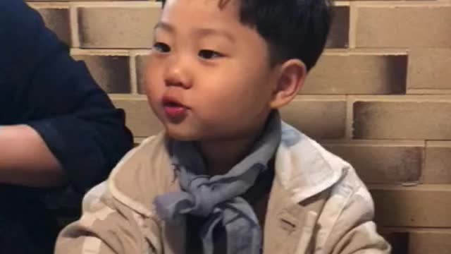 Korean baby's cute ABC song.