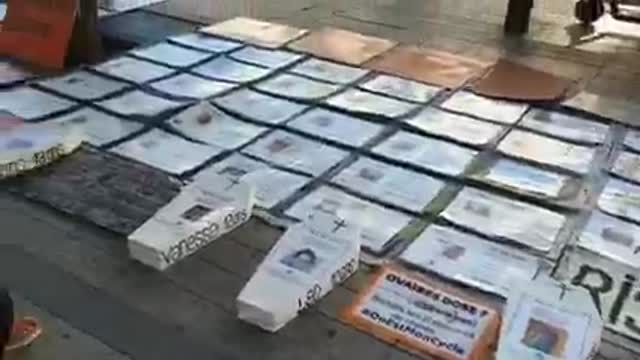 Lyon, Francja. Akty zgonu i symboliczne małe trumny dla dzieci zmarłych na szczepionkę