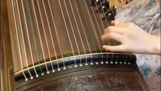 Instrumento musical chamado Guzheng de 21 cordas