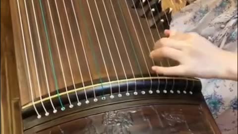 Instrumento musical chamado Guzheng de 21 cordas