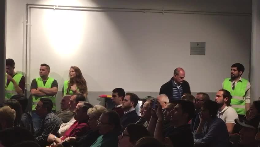 Garriga interviene en el mitin de VOX L en La Sagrera (Barcelona)