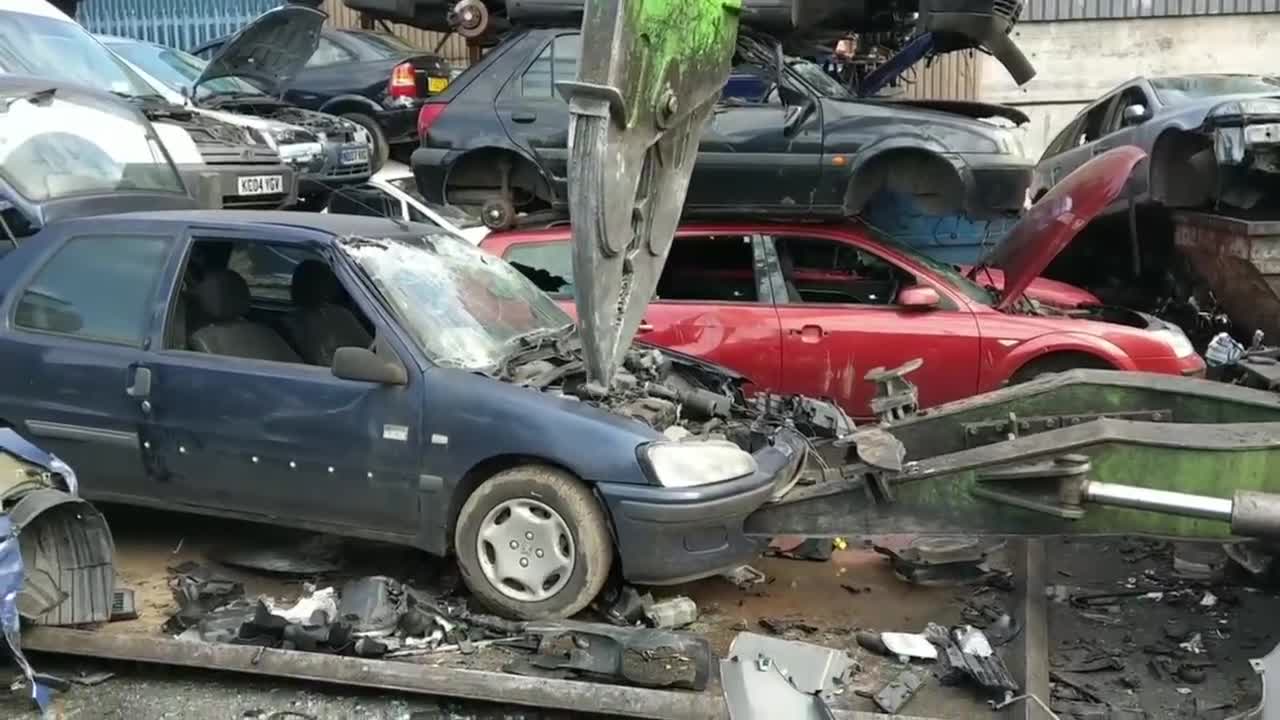 The dismantling and inspection process of scrapped cars three