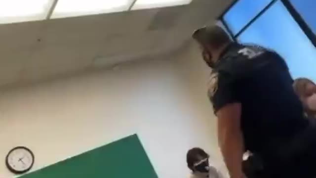 University of Tennessee: Armed Police Officers Brutally Drag Student Out for Not Wearing a Mask