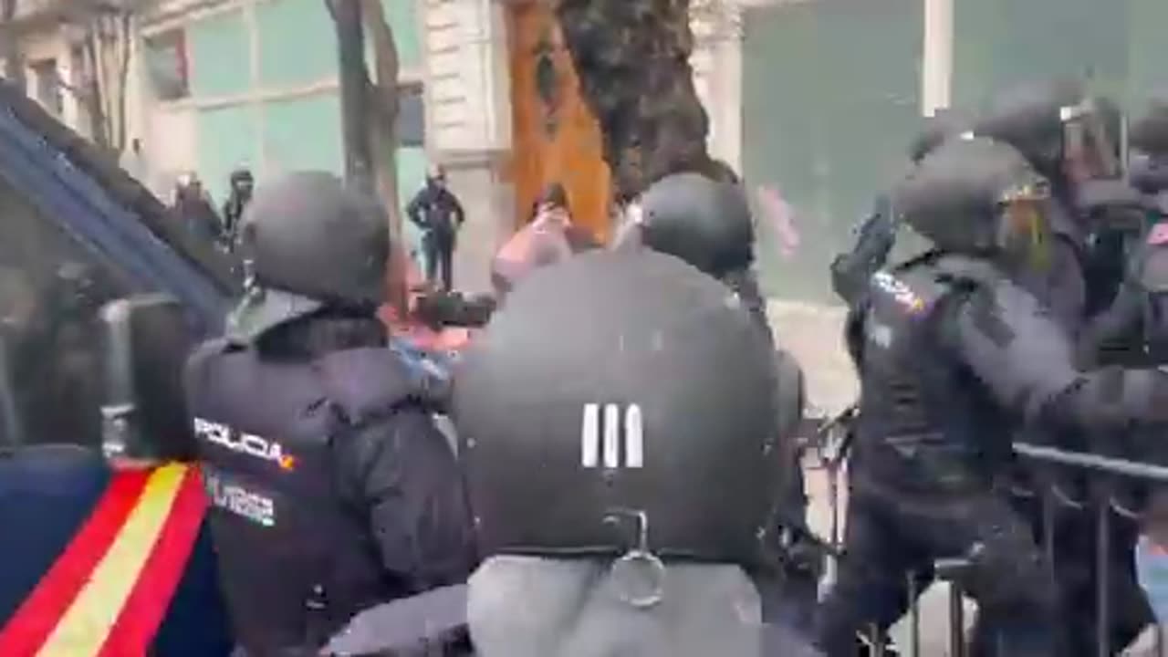 España | Esto está pasando | No hay cobertura para subir vídeos, pero la policía está cargando