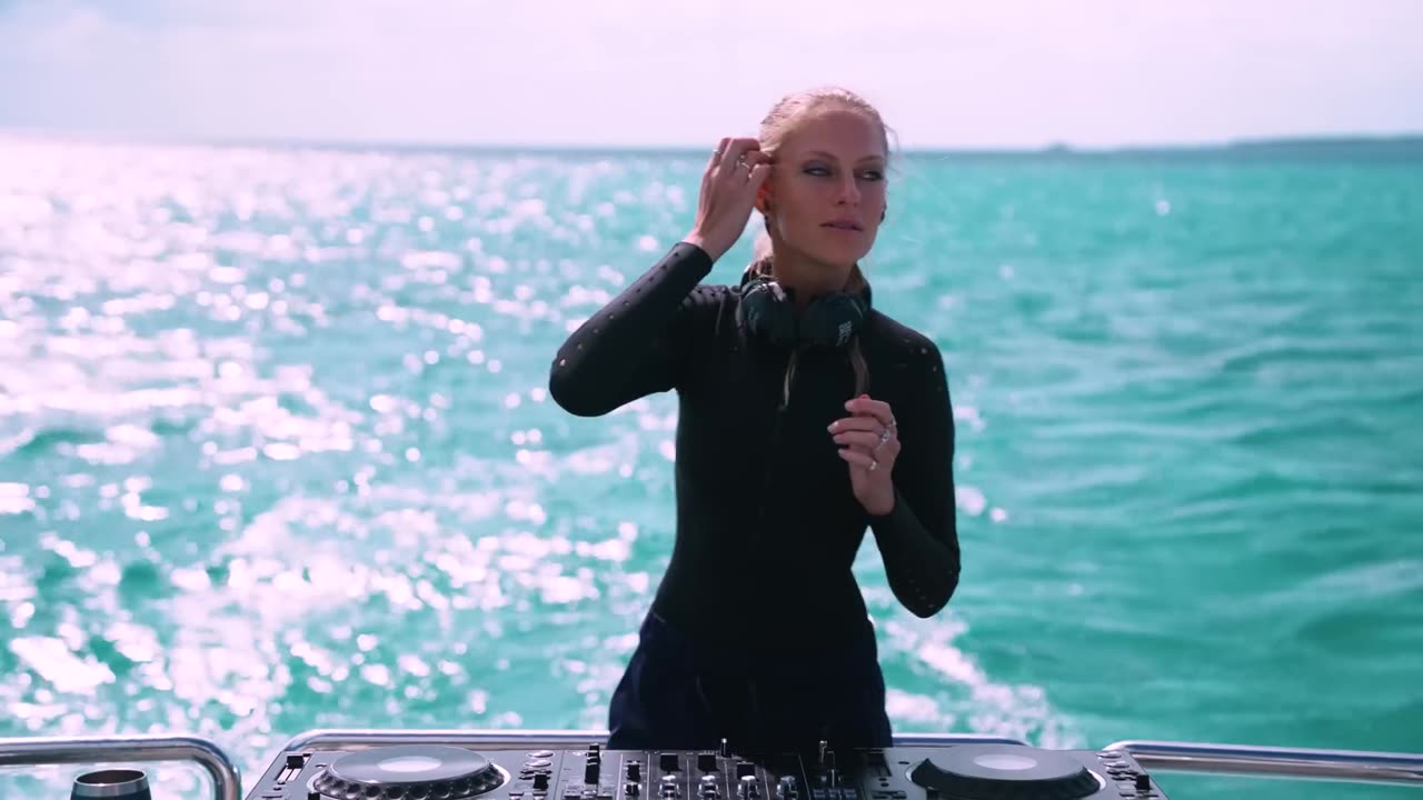 Nora En Pure --> Purified 300 Exumas, Bahama