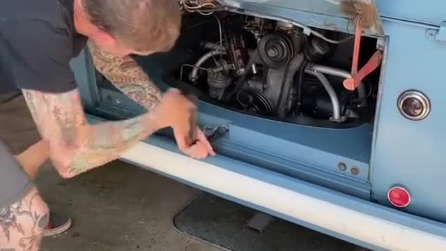 Hand-cranked engine starts engine maintenance