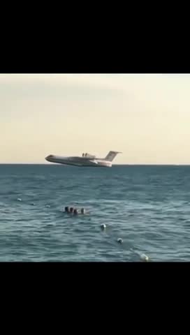 ‏ Plane taking water from the sea👏🔥😮