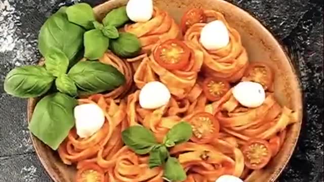 This kind of food and this kind of arrangement, please ask your friends to make it together.