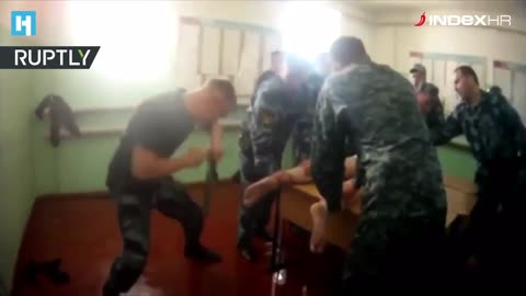 Pogledajte kako su ruski zaštitari prebili zatvorenika