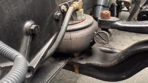 America's old truck chassis is low. It turns out that life overseas is like this.
