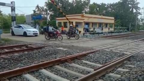 Presenting The Stunt Man Of Railgate ONOL EMU Local Arriving At Railgate With Full Loaded Passenger