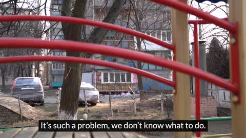 Ukrainian grandmother cries at the sight of her daughter's destroyed apartment b