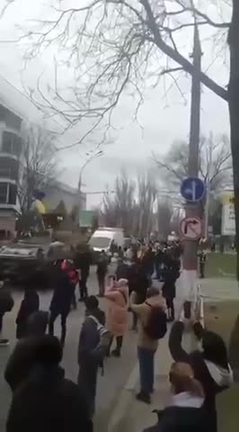 Ukraine Civilians steal BTR-80