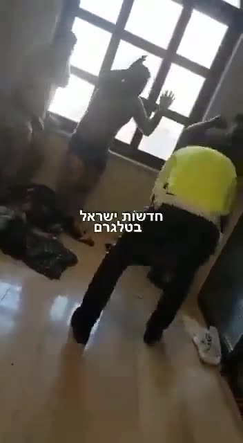 Turkish police educate Syrian immigrants who came to loot during the