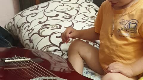 the child learns to play the guitar