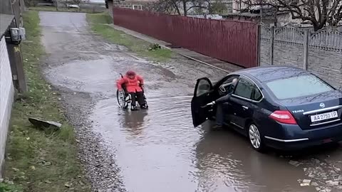 A kind giant helped a senior lady in a wheelchair