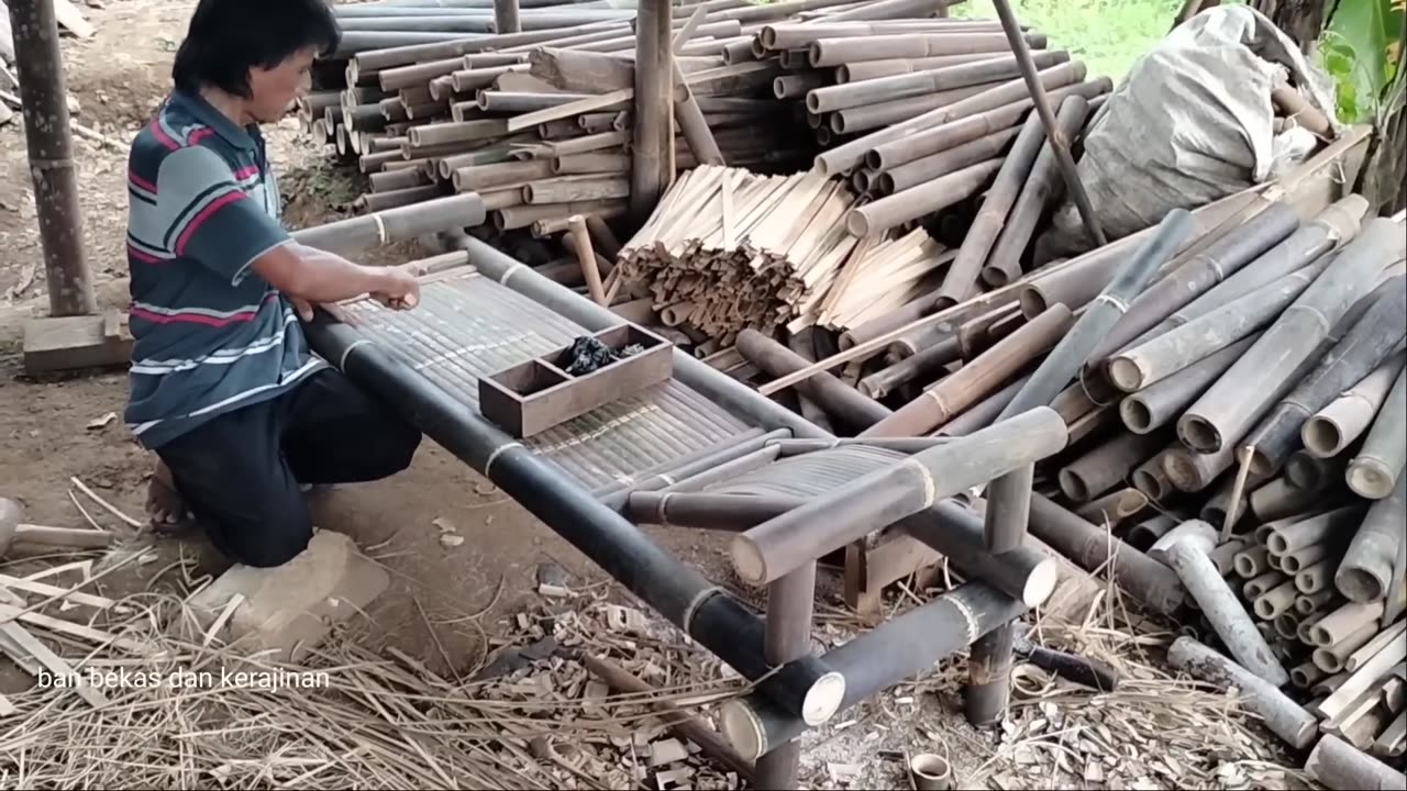 Bamboo craftsmen who are very skilled at making chairs