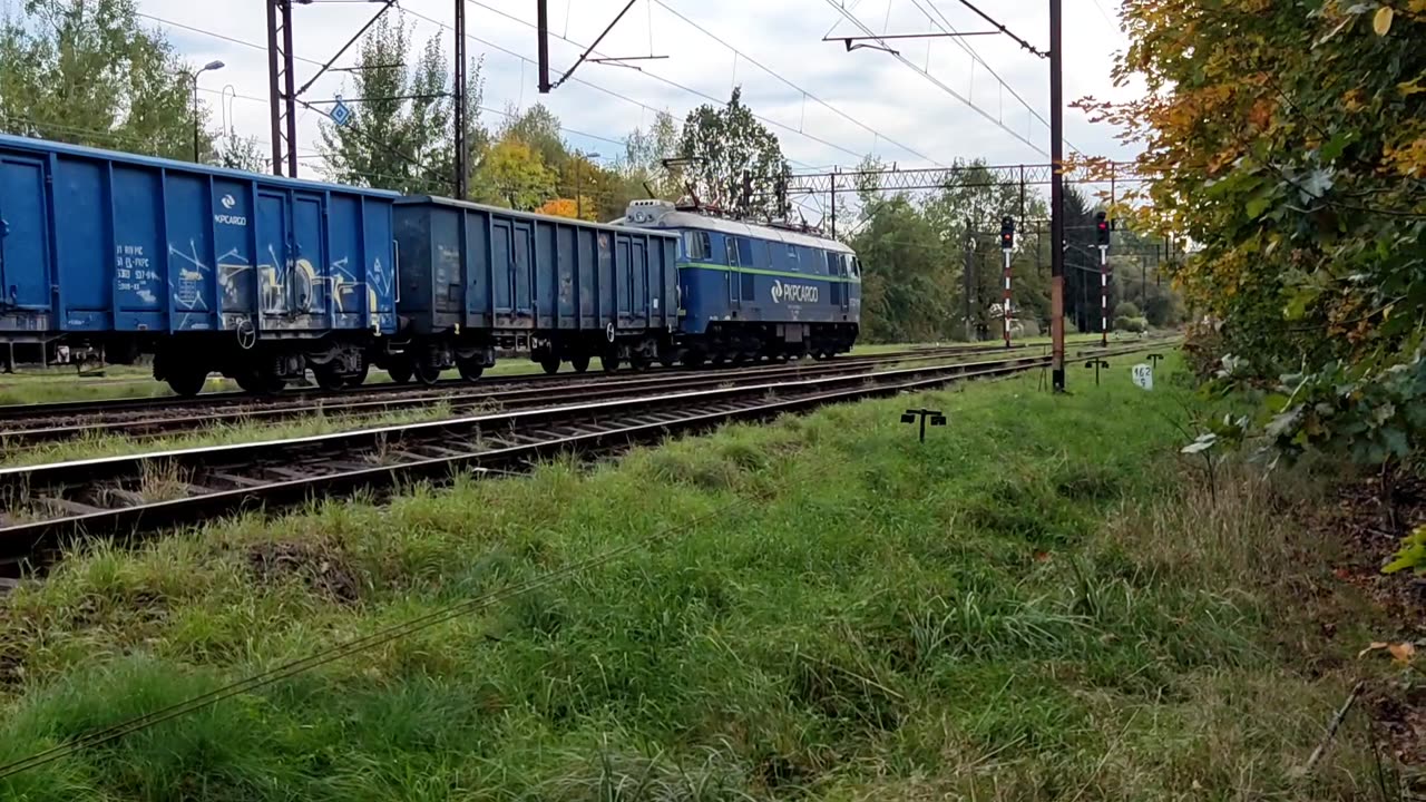Byk z węglarkami wyjeżdża z Gryfowa w stronę Jeleniej Góry