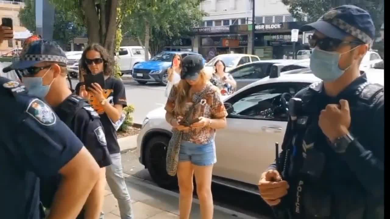 Australians chase out Police arresting Un-Vaccinated People from Restaurant