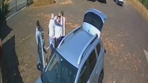 Car Theft avoided by the Owner, throws the key on the roof