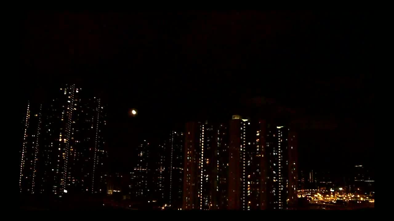 2011-06-20 Moonrise among buildings 02