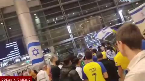 JEWISH MACCABI TEL AVIV HOOLIGANS ARRIVE IN BEN GURIAN AIRPORT IN TEL AVIV AND CHANT.mp4