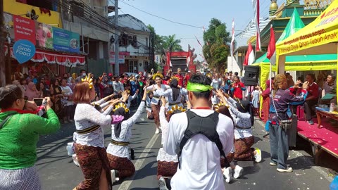 Beautiful bali girl dance bali Indonesia