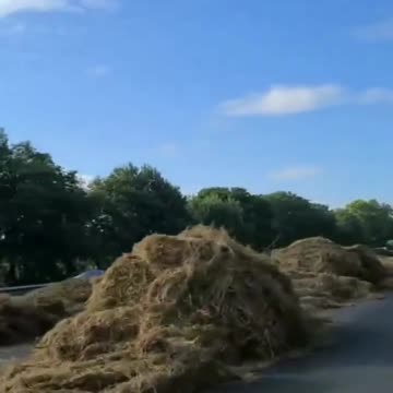 "F*ck the Government!" - Dutch Farmers Revolt and Dump Hay Bales and Manure on the Motorways
