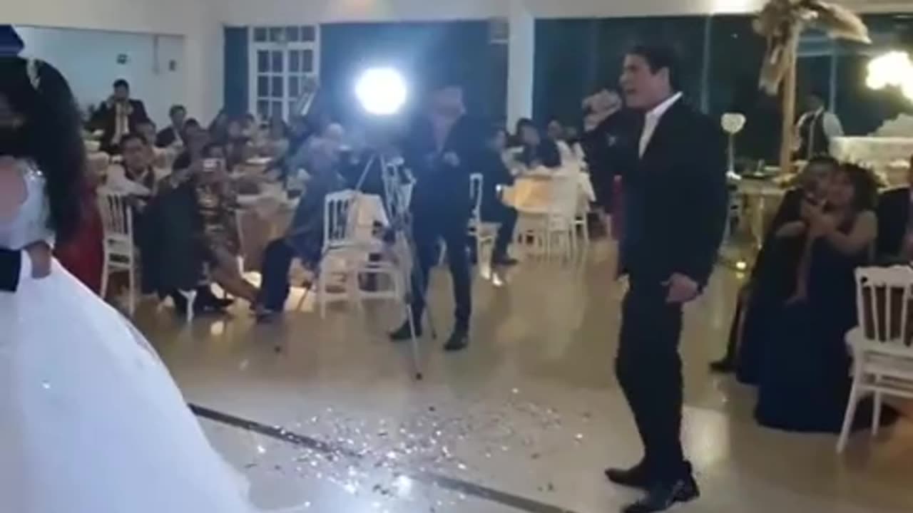 ALEX SIRVENT LE CANTA EL VALS A LOS NOVIOS