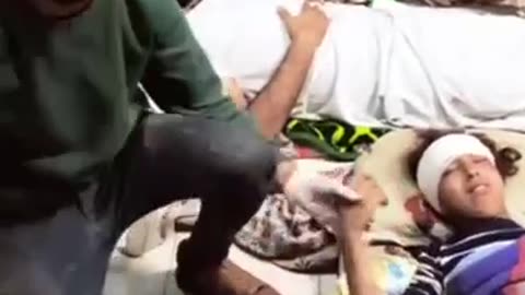 الاحتلال قتل الطبيب والممرض ومنع الدواء أصبح الحال بهذا الشكل بغزة أمام أعين العالم الصامت 🇵🇸