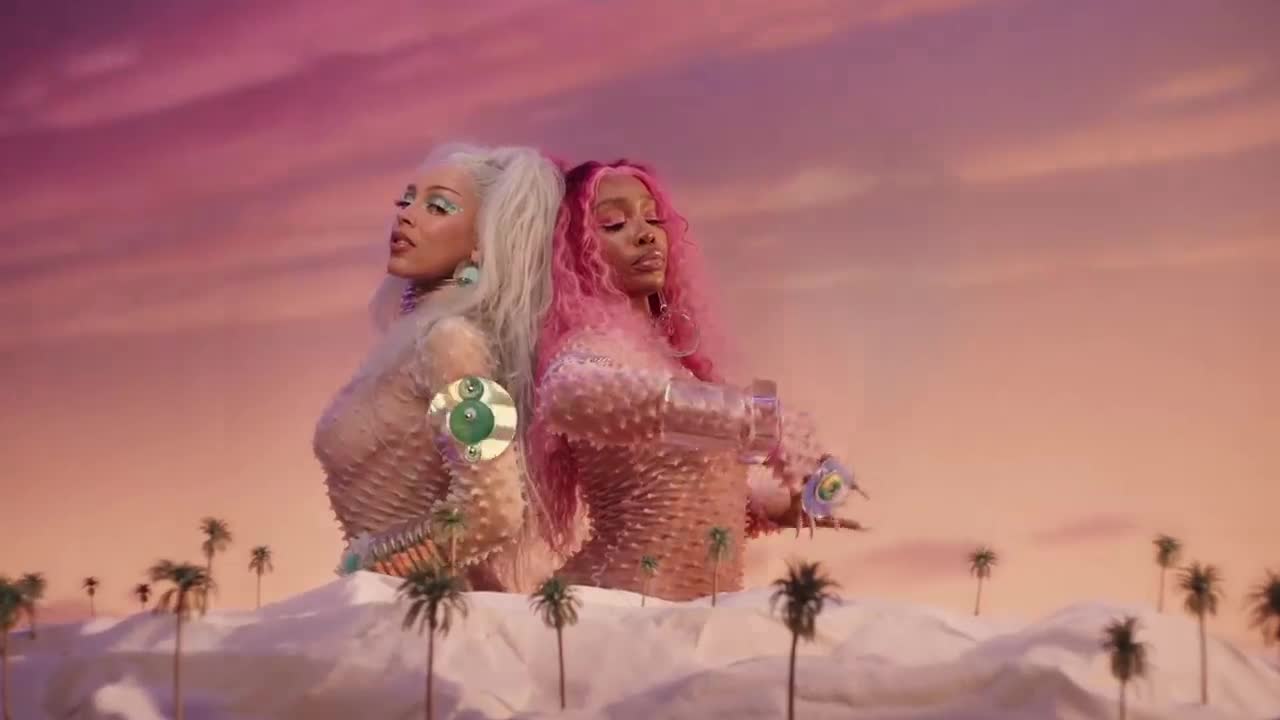 Doja Cat -kiss me more (official videoa) ft. SZA