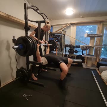 Benchpress with bands 205kg