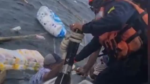 [Video] Rescatan a cinco personas que iban para el Islote y naufragron