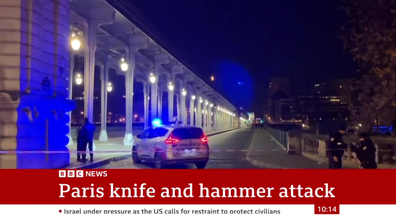 Paris attack near Eiffel Tower leaves one dead and two injured | BBC News