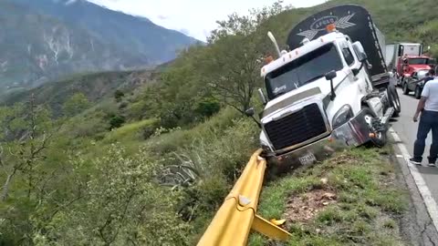 Tractocamión estuvo a punto de caer al vacío en el Cañón del Chicamocha