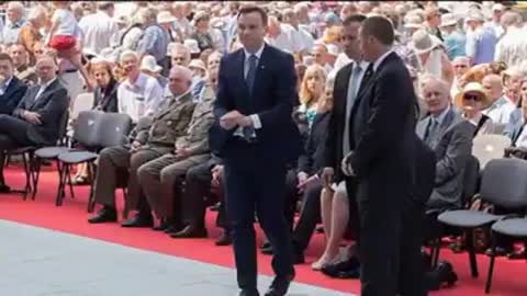 LE PRÊTRE EST-IL TENU DE DONNER LA COMMUNION DANS LA MAIN ?